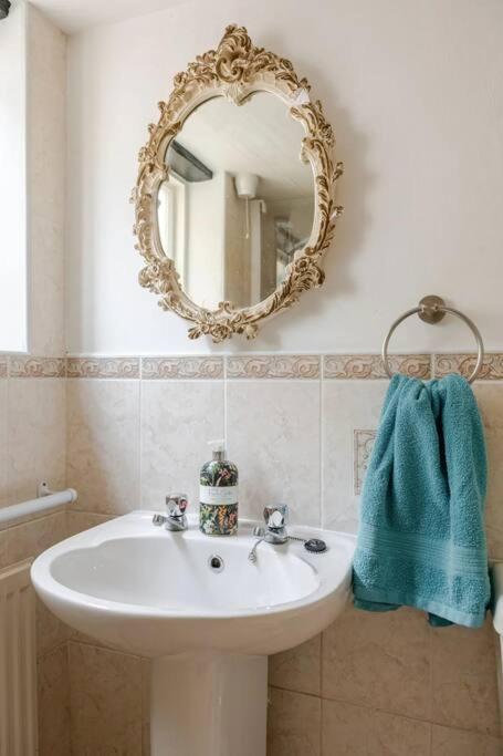 Cozy One-Bedroom Cottage In Great Tey Ngoại thất bức ảnh